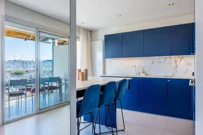 Cuisine ou kitchenette dans l'établissement 3-bedroom apartment sea view terrace and parking