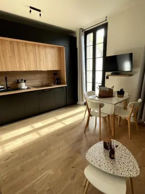 Cuisine ou kitchenette dans l'établissement Le Vauban, central, dynamique, rénové et convivial , clim, balcon