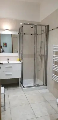 Salle de bains dans l'établissement GRAND Studio meublé-Juan Pins-Logt 4