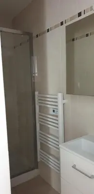 Salle de bains dans l'établissement Appt T2 meublé-Juan les Pins-Logt 10