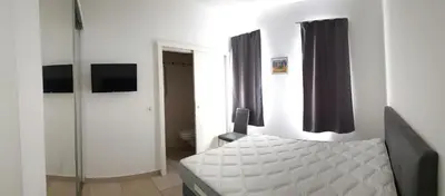 Télévision ou salle de divertissement dans l'établissement Appt T2 meublé-Juan les Pins-Logt 10