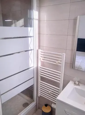 Salle de bains dans l'établissement Résidence Le Cendre
