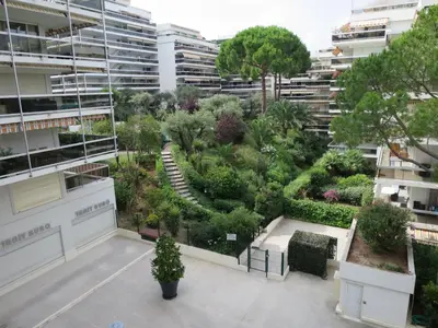 Jardin de l'établissement ARA 40m2 CLASSE TERRASSE 35 m2 PISCINE PARKING