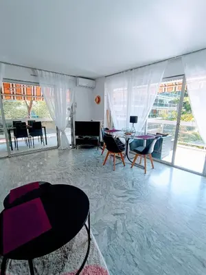 Coin salon dans l'établissement ARA 40m2 CLASSE TERRASSE 35 m2 PISCINE PARKING