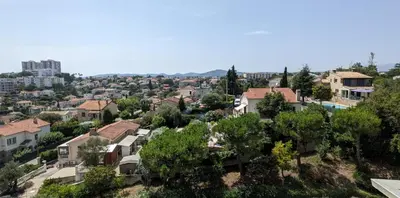 Vue générale sur Antibes ou vue de la ville depuis la maison de vacances