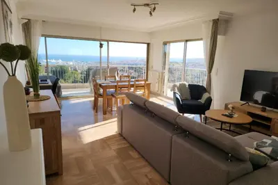 Coin salon dans l'établissement Magnifique 3P avec vue mer balcon et piscine