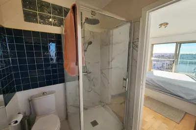 Salle de bains dans l'établissement Magnifique 3P avec vue mer balcon et piscine