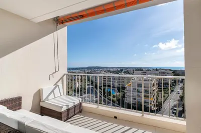 Balcon ou terrasse dans l'établissement Apartment with pool - sea view