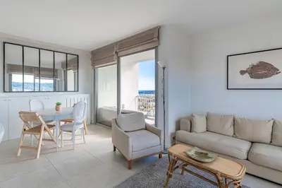 Coin salon dans l'établissement Apartment with pool - sea view