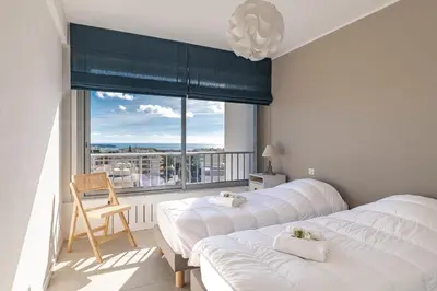 Un ou plusieurs lits dans un hébergement de l'établissement Apartment with pool - sea view