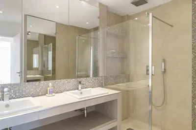 Salle de bains dans l'établissement Apartment with pool - sea view
