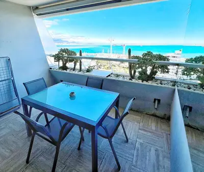 Vue générale sur la mer ou vue sur la mer prise depuis l'appartement