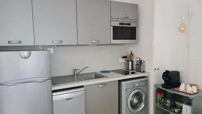 Cuisine ou kitchenette dans l'établissement Studio Sun-Beach avec parking et jardin - 500m des plages de Juan Les Pins