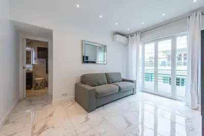 Coin salon dans l'établissement LOUIS GALLET Centre JUAN LES PINS 50m des plages