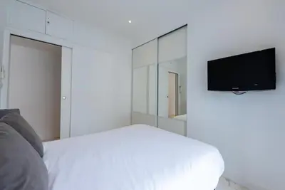 Télévision ou salle de divertissement dans l'établissement LOUIS GALLET Centre JUAN LES PINS 50m des plages
