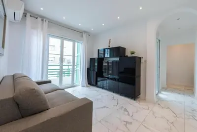 Télévision ou salle de divertissement dans l'établissement LOUIS GALLET Centre JUAN LES PINS 50m des plages