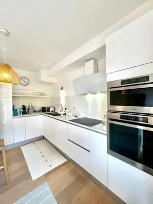 Cuisine ou kitchenette dans l'établissement Bright and Stylish in City Center 2 Bedrooms