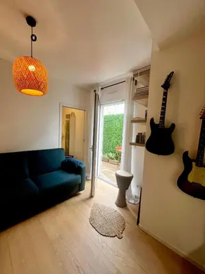 Coin salon dans l'établissement Bright and Stylish in City Center 2 Bedrooms