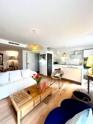 Cuisine ou kitchenette dans l'établissement Bright and Stylish in City Center 2 Bedrooms