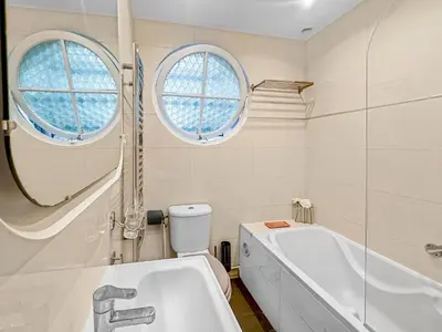 Salle de bains dans l'établissement La Perle de Cannes