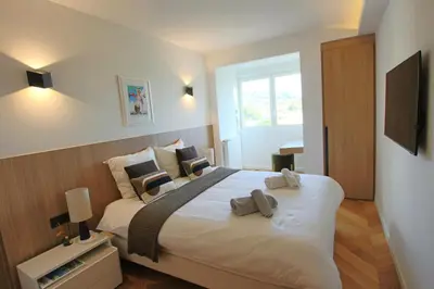 Un ou plusieurs lits dans un hébergement de l'établissement COMPLETELY RENOVATED APARTMENT ON BLD CROISETTE, 3 PARENTAL BEDROOMS