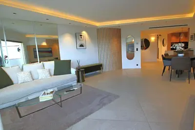 Coin salon dans l'établissement COMPLETELY RENOVATED APARTMENT ON BLD CROISETTE, 3 PARENTAL BEDROOMS