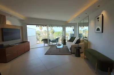Télévision ou salle de divertissement dans l'établissement COMPLETELY RENOVATED APARTMENT ON BLD CROISETTE, 3 PARENTAL BEDROOMS