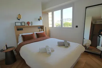 Un ou plusieurs lits dans un hébergement de l'établissement COMPLETELY RENOVATED APARTMENT ON BLD CROISETTE, 3 PARENTAL BEDROOMS