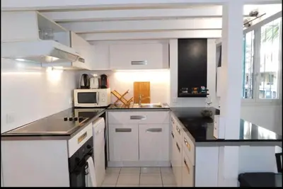 Cuisine ou kitchenette dans l'établissement Beau T1 bis centre Juan les pins