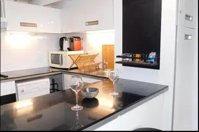 Cuisine ou kitchenette dans l'établissement Beau T1 bis centre Juan les pins