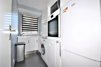 Cuisine ou kitchenette dans l'établissement BEL APPARTEMENT CALME ET TRES LUMINEUX