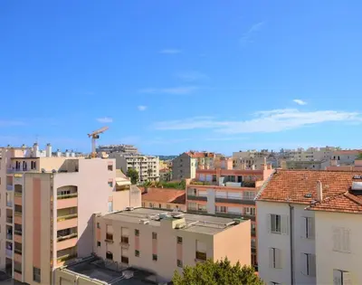 Vue générale sur Antibes ou vue de la ville depuis l'appartement