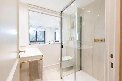 Salle de bains dans l'établissement Exceptional Super-Cannes Glaïeuls with sea views pools & private jacuzzi