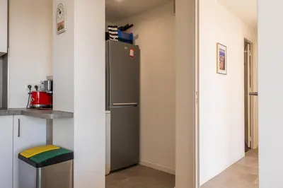 Cuisine ou kitchenette dans l'établissement 3-Br Apartment Terrace steps from Beaches