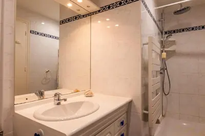 Salle de bains dans l'établissement 3-Br Apartment Terrace steps from Beaches