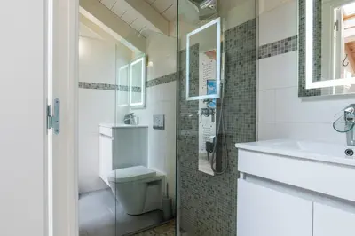 Salle de bains dans l'établissement Spacious Duplex in the Heart of Cannes