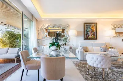 Coin salon dans l'établissement Somptuous 3 bedroom with sea-view on the Croisette