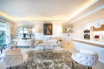 Coin salon dans l'établissement Somptuous 3 bedroom with sea-view on the Croisette