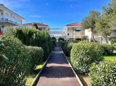 Jardin de l'établissement Modern Condo w Terrace 250m from Beach & Pool