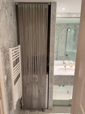 Salle de bains dans l'établissement Modern Condo w Terrace 250m from Beach & Pool