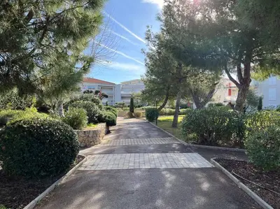 Jardin de l'établissement Modern Condo w Terrace 250m from Beach & Pool