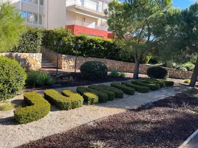 Jardin de l'établissement Modern Condo w Terrace 250m from Beach & Pool