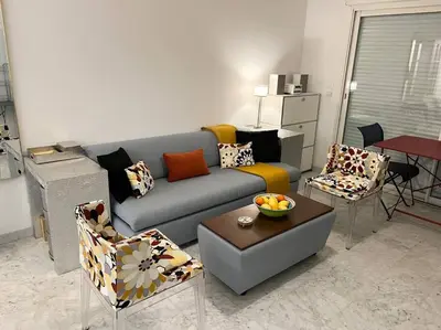 Coin salon dans l'établissement Modern Condo w Terrace 250m from Beach & Pool