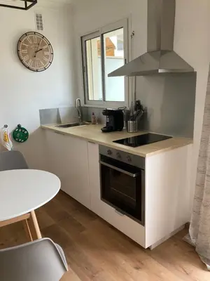 Cuisine ou kitchenette dans l'établissement STUDIO à 50 mètres de la plage