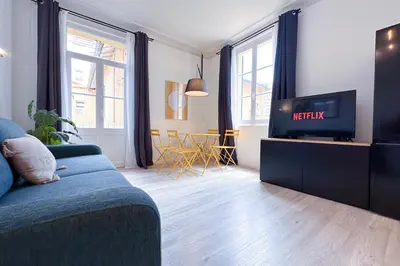 Télévision ou salle de divertissement dans l'établissement GAMBETTA - Lumineux Calme au coeur d'Antibes et de ses Plages