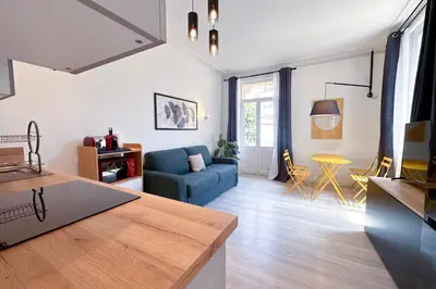 Coin salon dans l'établissement GAMBETTA - Lumineux Calme au coeur d'Antibes et de ses Plages