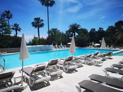 Piscine de l'établissement Studio golfe-juan piscine plage privée tennis ou située à proximité
