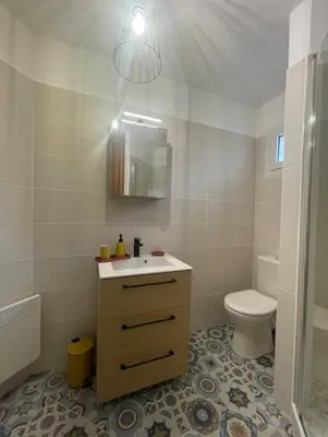 Salle de bains dans l'établissement Charmant T2 à 500 m des plages