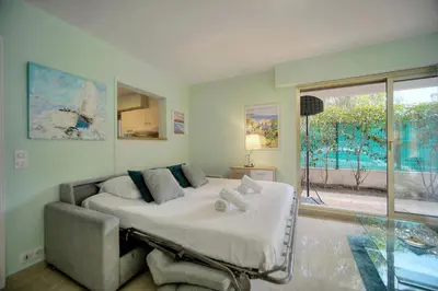 Un ou plusieurs lits dans un hébergement de l'établissement Upstays Terrace Garden 44m² Apartment