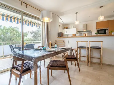 Cuisine ou kitchenette dans l'établissement Apartment Les Aliscamps by Interhome